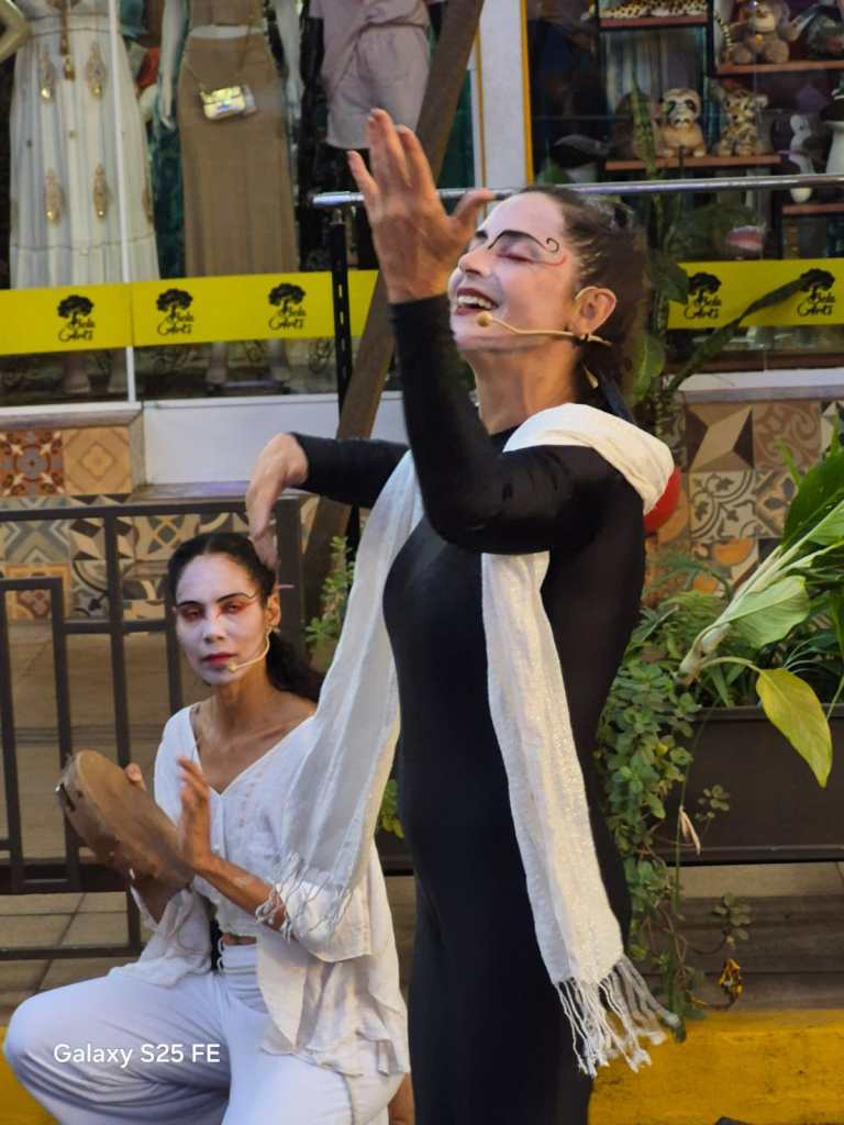 Espetáculo maravilhoso de Fernanda maromon e Andréia Penna! "Visitando Silva Freire" Obras do escritor matogrossense.
